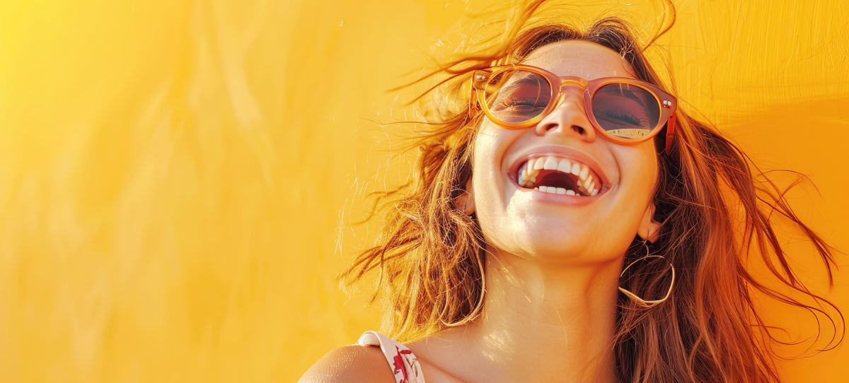 Cosmondo Sommermädchen mit schönen Zähnen längliches Sliderbild